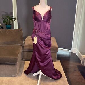 Women’s Purple Mermaid Full Length Formal Dress Small Train Leg Slit Size M NWT